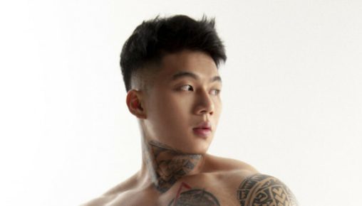 หนุ่มล่ำกล้ามใหญ่ ถ่ายแบบโชว์ควย (เบื้องหลัง)