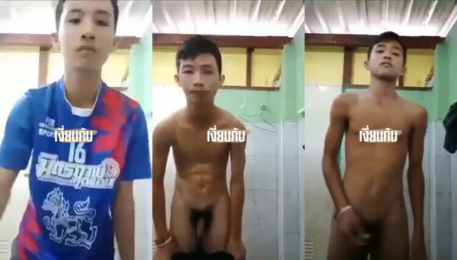นักฟุตบอล ว่าวโชว์ ในห้องน้ำ