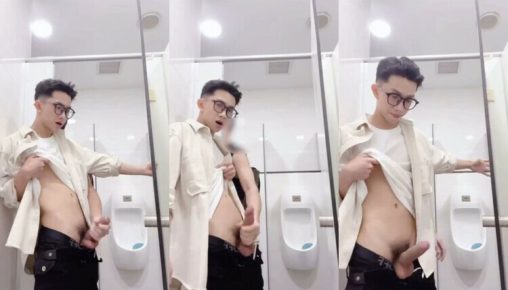 วันนี้มีคนมาชักว่าวให้ดุ๊กในห้องน้ำอีกแล้วครับ ตื่นเต้นอีกแย้ว น้ำแตกสิครับรอไร