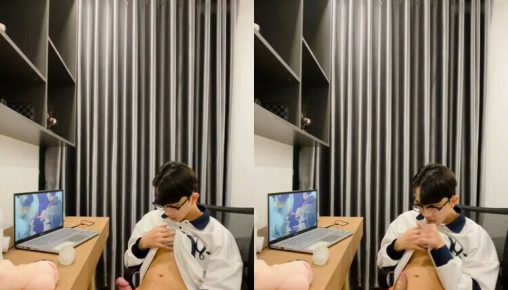 น้องดุ๊กไอ้ต้าวแว่น ดูหนังX ชักว่าวอยู่บ้าน ไม่ได้โชว์ควยใหญ่ๆในห้องน้ำสาธารณะ ลองชิมน้ำว่าวตัวเองดู อืม..อร่อยดี