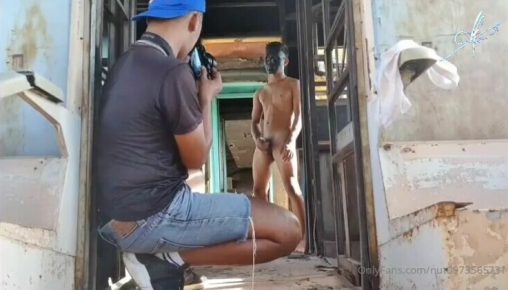 เสือนัท สระบุรี รับงานถ่ายแบบเอาท์ดอร์ รถไฟร้าง พี่ช่างภาพช่วยบิ๊วจนเงี่ยนทั้งคู่ อมควยแข็งเย็ดตูดพี่เขาเลย