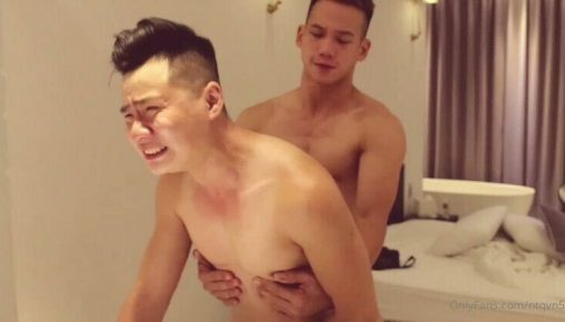 เคนวินนายแบบเกย์คนดังเย็ดรุ่นพี่เงี่ยนมากก ชอบโชว์เหมือนกัน ได้อารมณ์มากจนน้ำแตกใส่ปาก