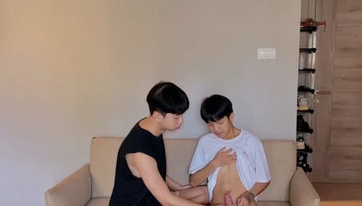 เกย์วัยรุ่นOnlyfansแถวหน้าเมืองไทย แบ๊ค กฤตนู กับกวิน เย็ดกันฉ่ำตั้งกล้องถ่าย คู่จิ้นเย็ดกันประจำเย็ดบนโซฟาน้ำแตก