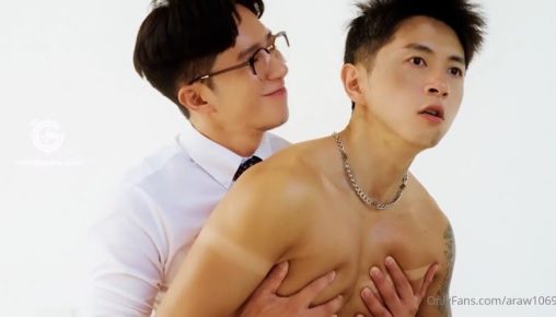 เมื่อเศรษฐีย้ายบ้าน แอบสนใจพนักงานขนของรูปหล่อ จึงหลอกให้เขาดื่มโสมควยแข็ง และใช้เงินล่อหลอกแมนๆยอมโดนเย็ด น้ำแตกฉ่ำ