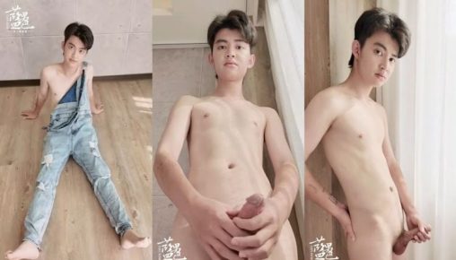 น้องสิงโตนายแบบวัยรุ่นหน้าตาบ้องแบ๊ว หน้าใสผิวเนียนมาถ่ายแบบเสียวกับบลูเมน เล่นควยจนแข็งก่อน ชักว่าวให้ดูชัด โชว์น้ำแตกฟิวฟิน