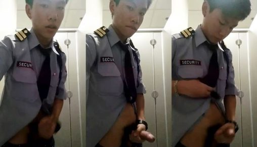 ยามหล่อบอกต่อด้วย รปภ. หน้าใสวัยละอ่อนเกิดอาการเงี่ยนกะทันหันจึงต้องแอบมาชักว่าวในห้องน้ำ เอานะคงยังไม่มีโจรมาตอนนี้หรอก