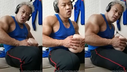ทหารนักกีฬาเพาะกายกล้ามใหญ่เอาsex toy ตูดซิลิโคนมาเขย่าควย เล่นเพลินๆ แต่ดูเหมือนพี่ทหารเขาเสียวมากน้ำแตกทะลักเลอะกางเกง